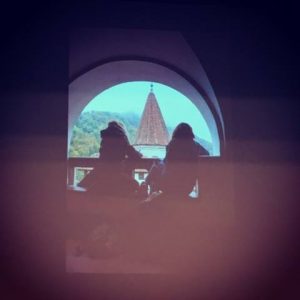 Carson Ellis si Wendy MacNaughton desenand castelul Bran